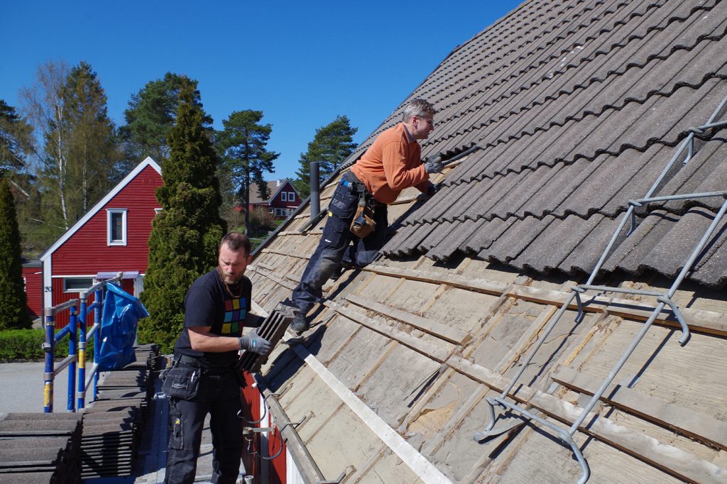 Hantverkare utför takläggning i Södertälje