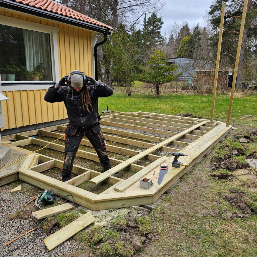 altanbyggnation har påbörjats av erfaren hantverkare